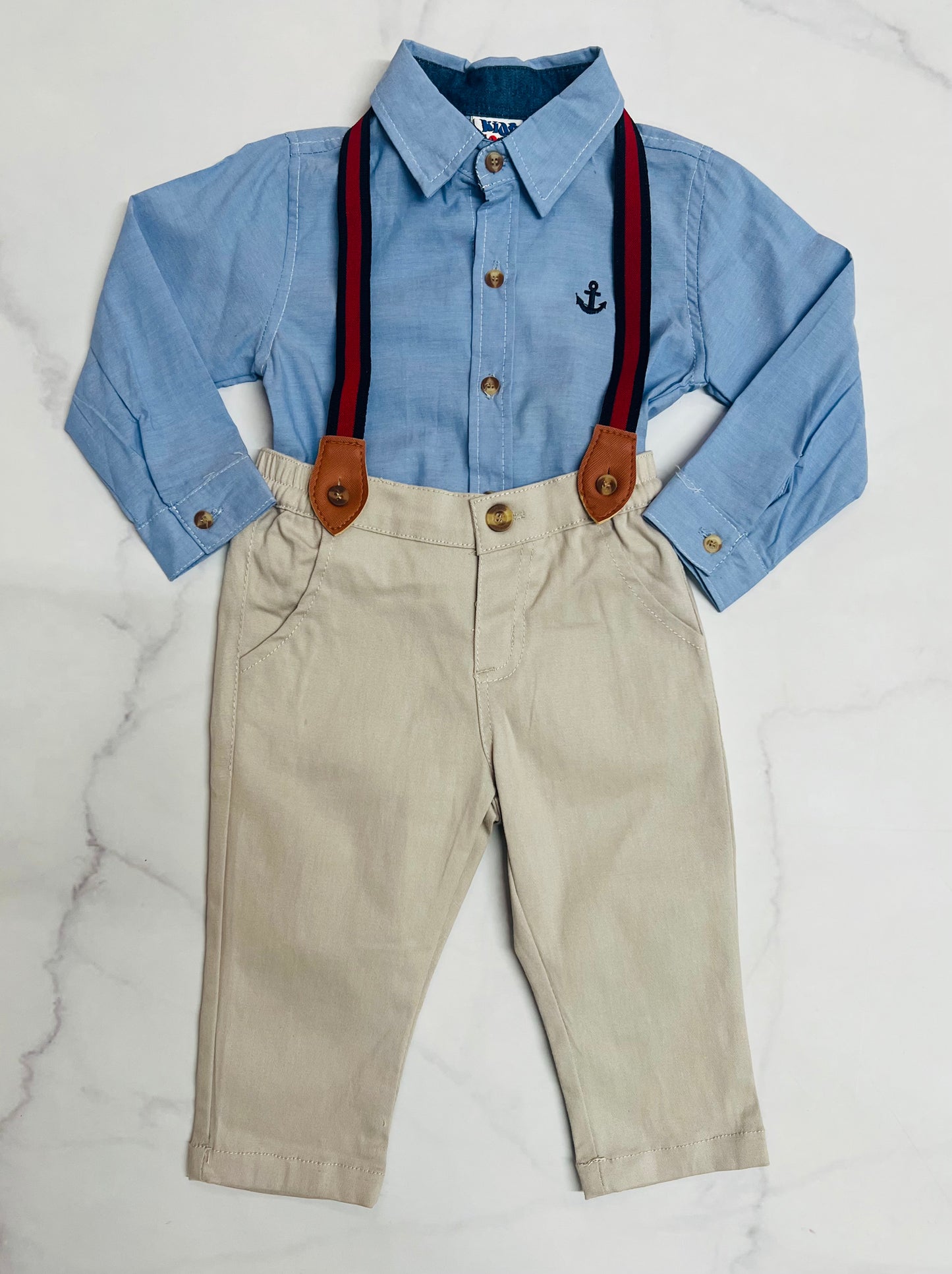 Set 3 piezas con tirantes pantalon y camisa azul claro niño.