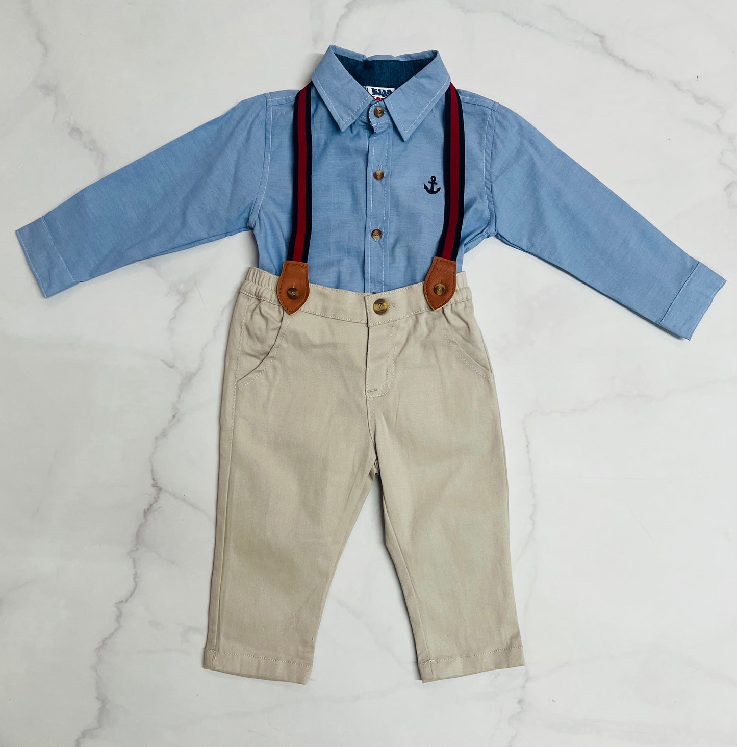 Set 3 piezas con tirantes pantalon y camisa azul claro niño.