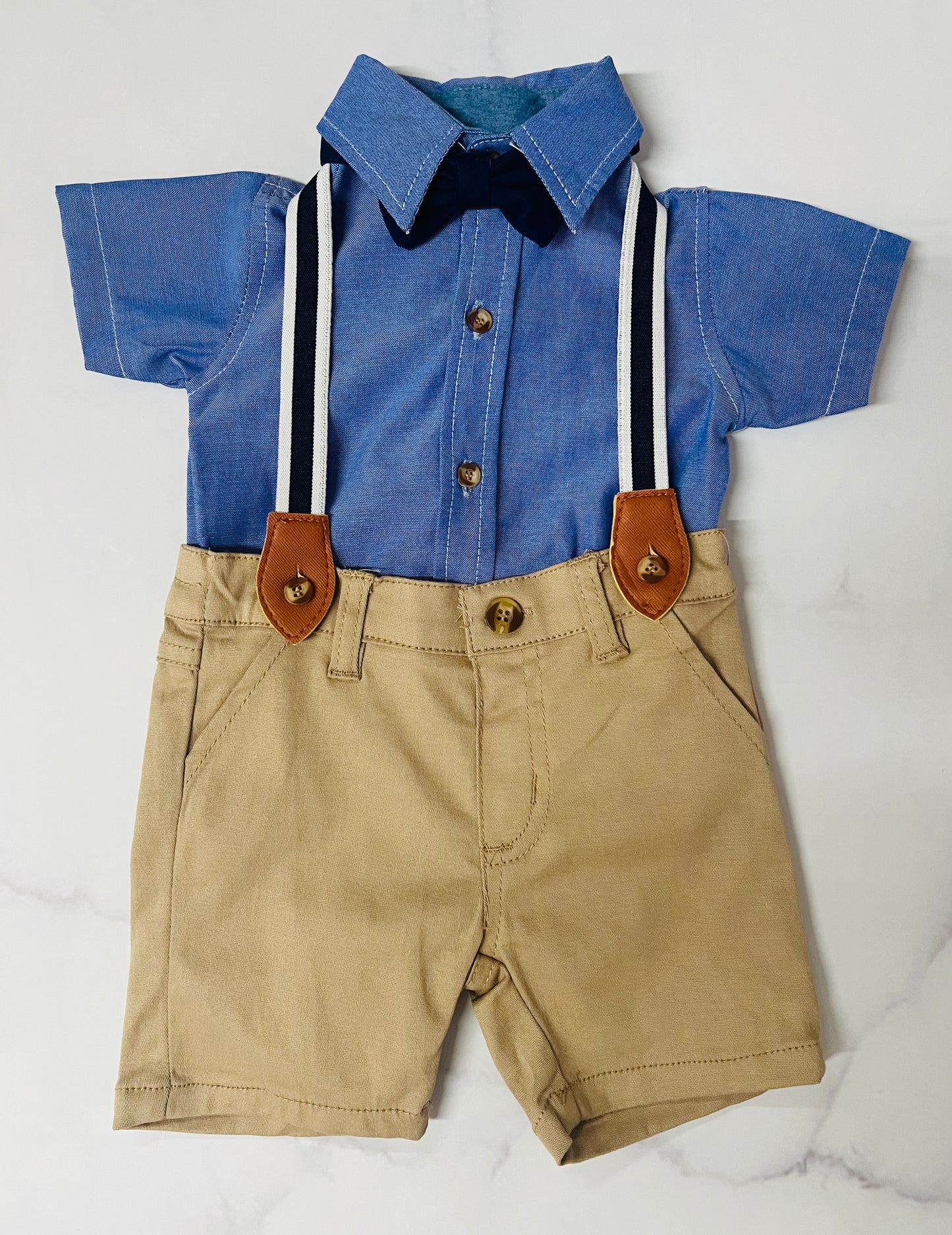 Set 3 piezas con tirantes short y camisa azul oscuro niño.