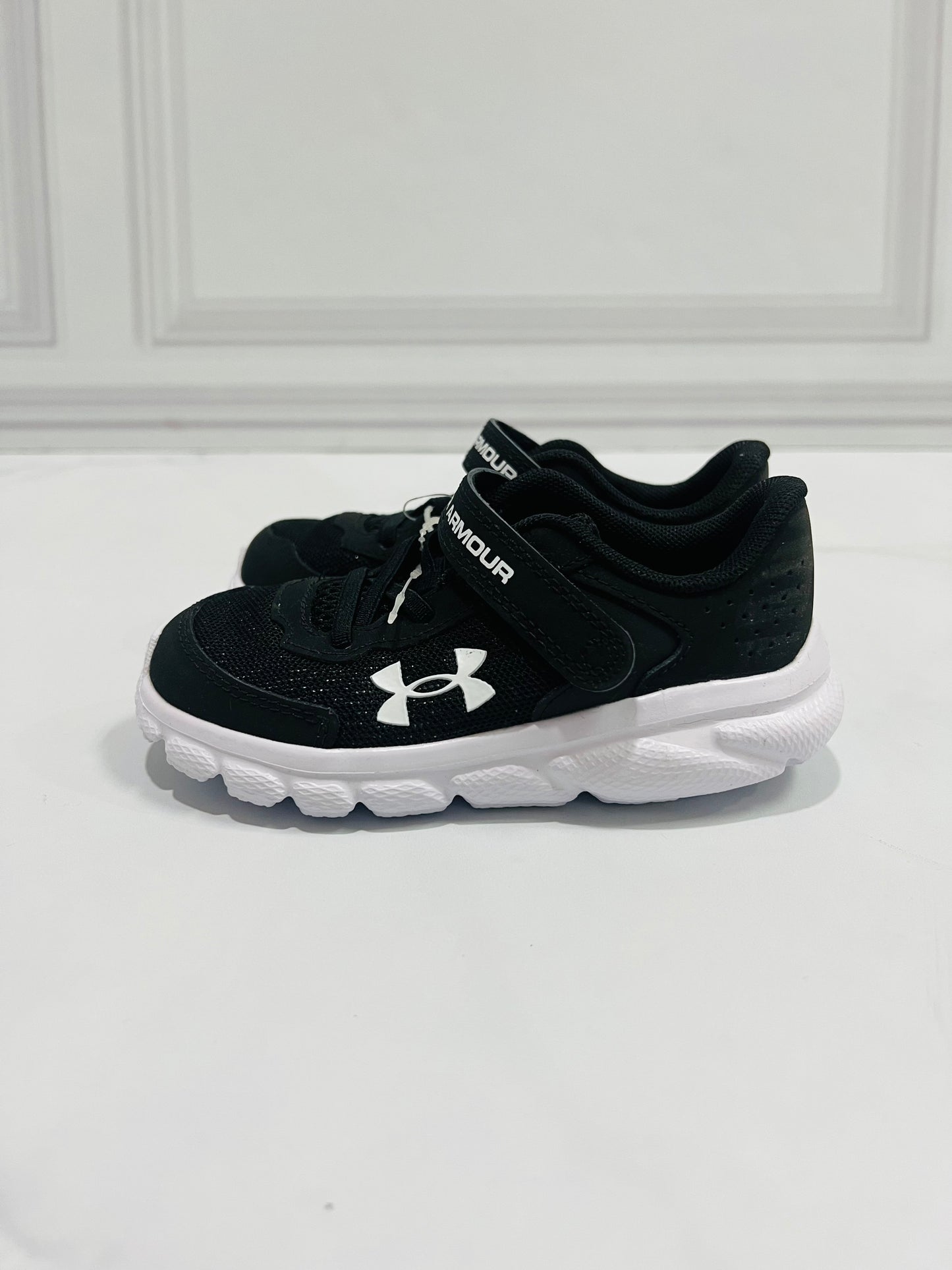 Tenis negros under armour unisex niña niño pegar