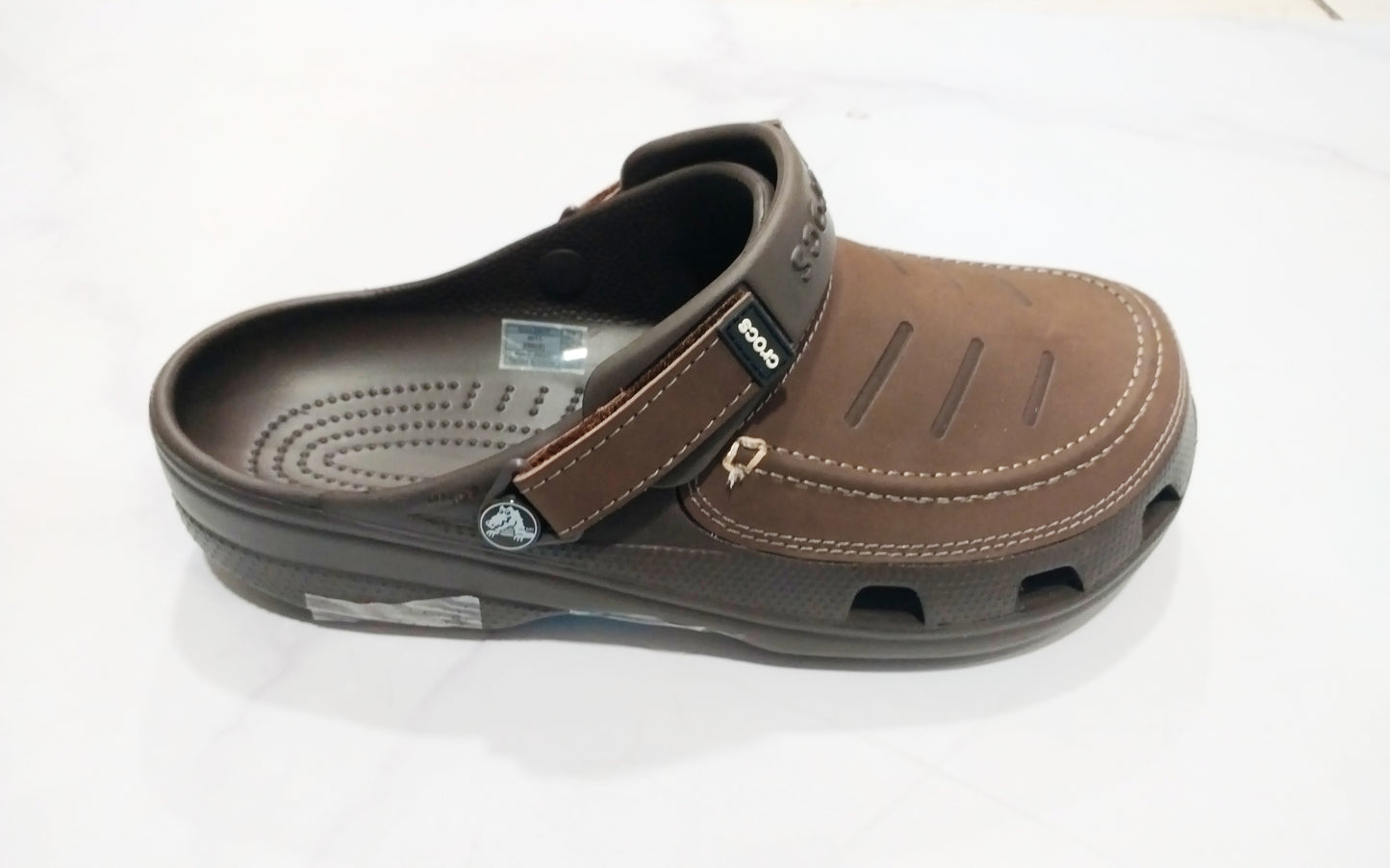 Crocs adulto café cuero