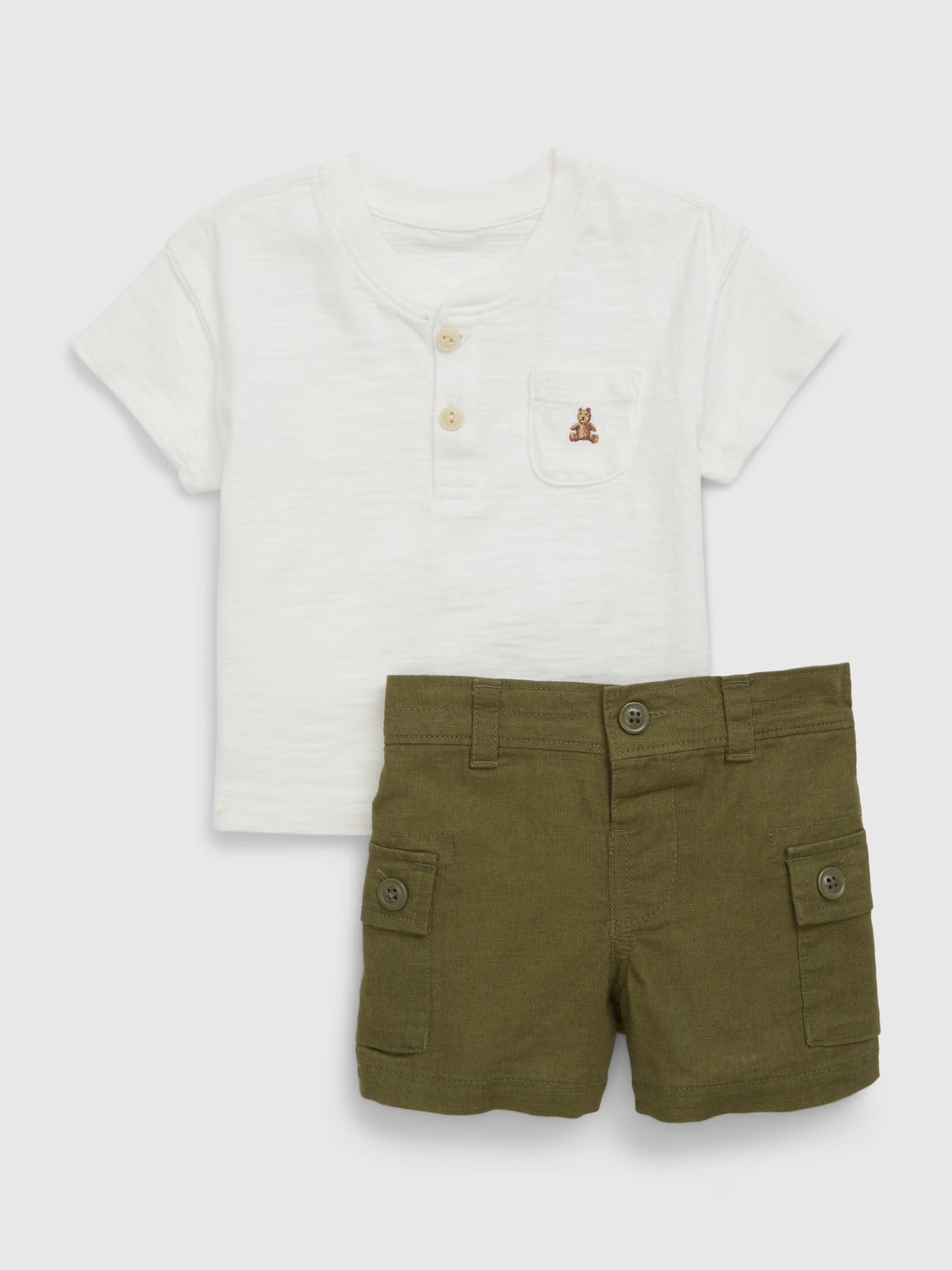 Set dos piezas camisa blanca short verde cargo Gap bebe niño