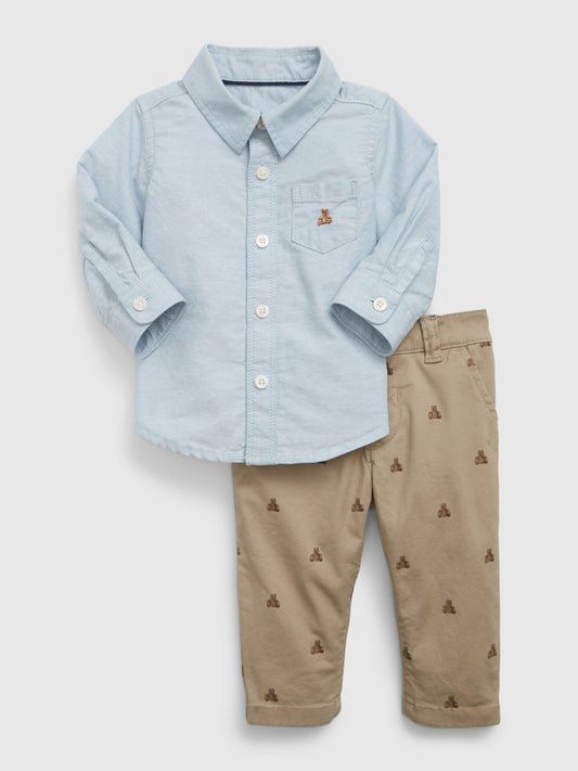 Set dos piezas camisa azul pantalon beige Gap bebe niño