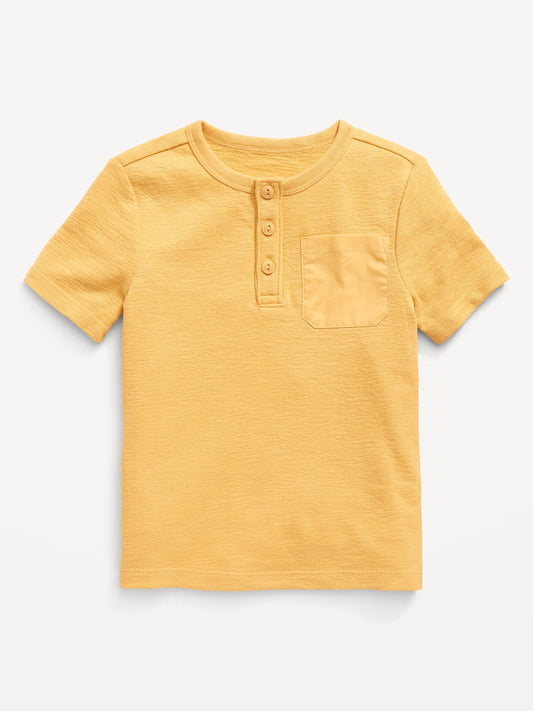 Camisa amarilla henley bolsa Old Navy niño