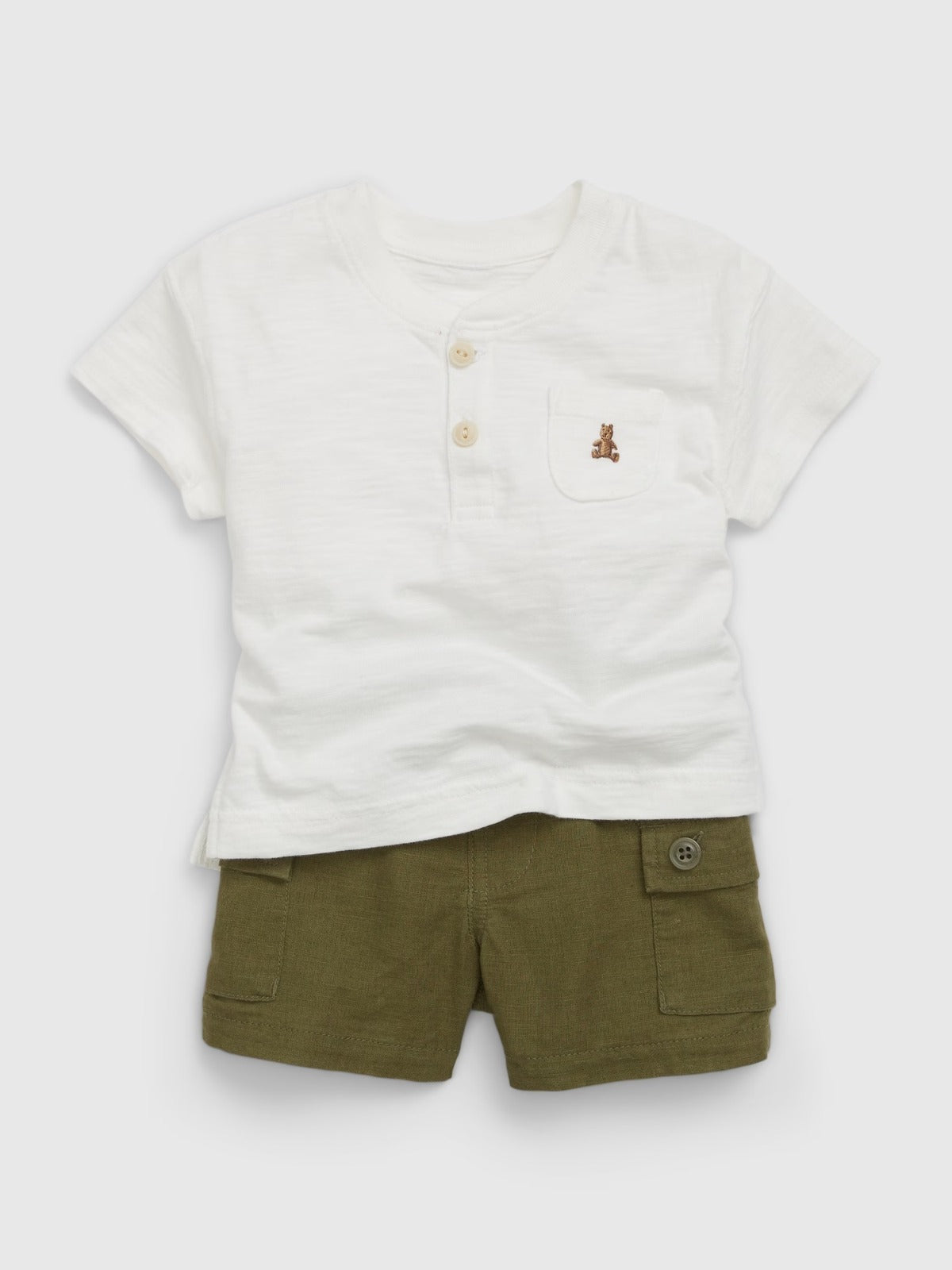 Set dos piezas camisa blanca short verde cargo Gap bebe niño