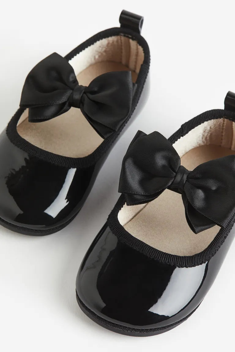 Zapatillas H&M negras bebe niña chongo cinta mantequilla