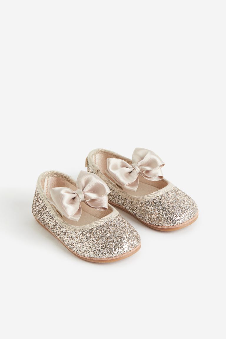 Zapatillas H&M doradas bebe niña chongo cinta mantequilla