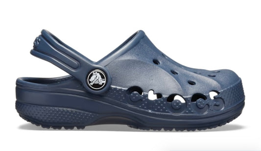 Crocs azul marino niño con crocs enfrente