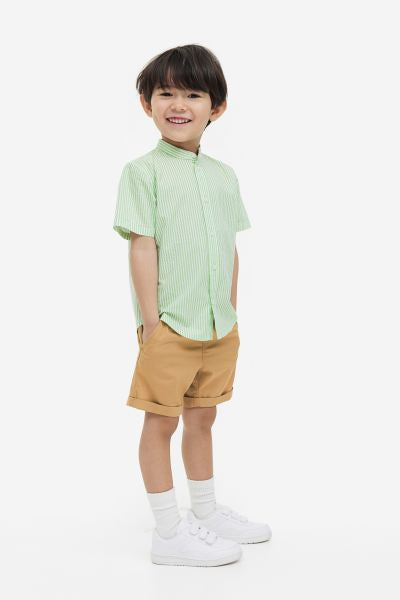 Set 2 piezas short beige camisa rayas verde H&M niño