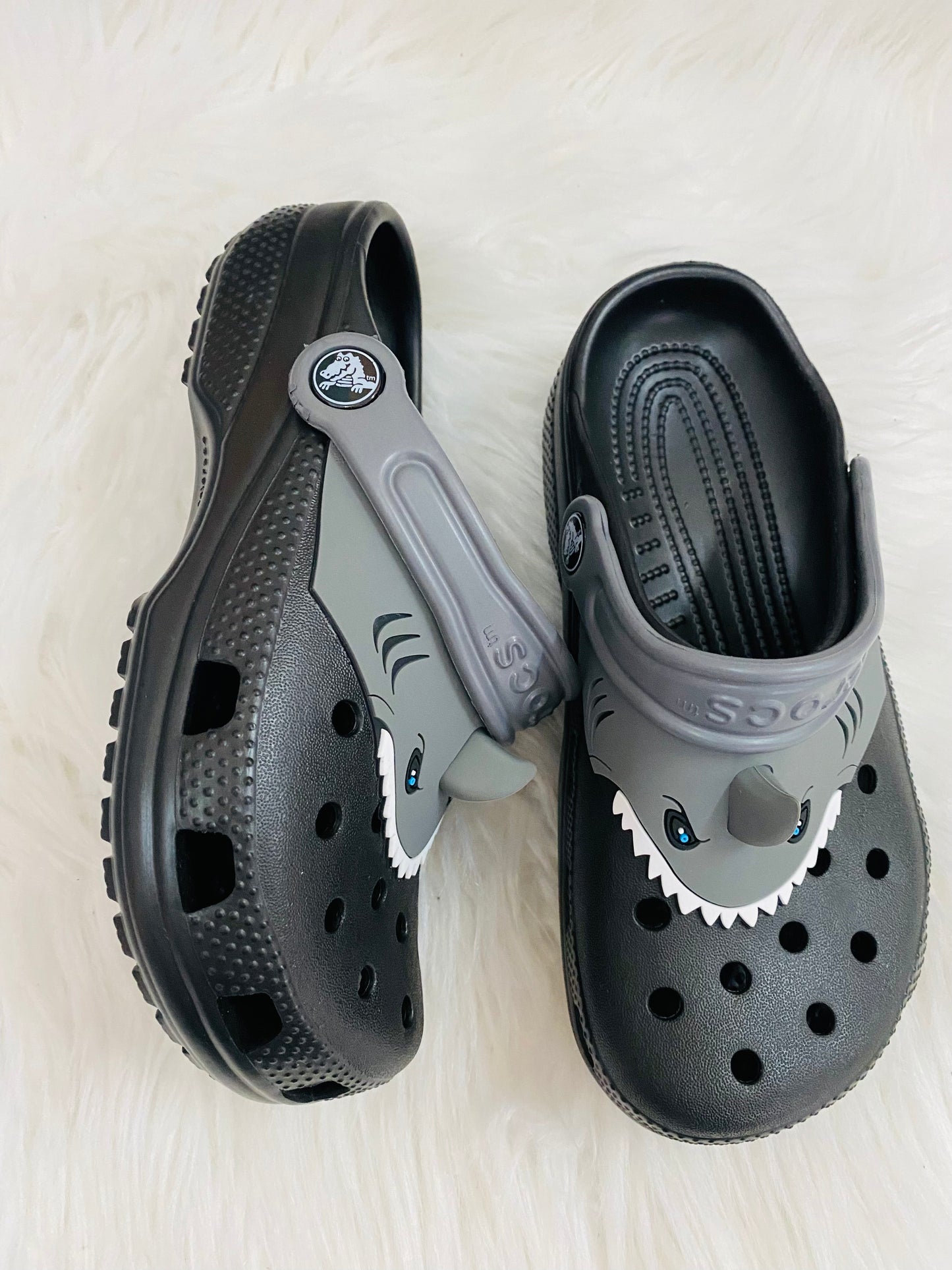 Crocs tiburón negro niño gris