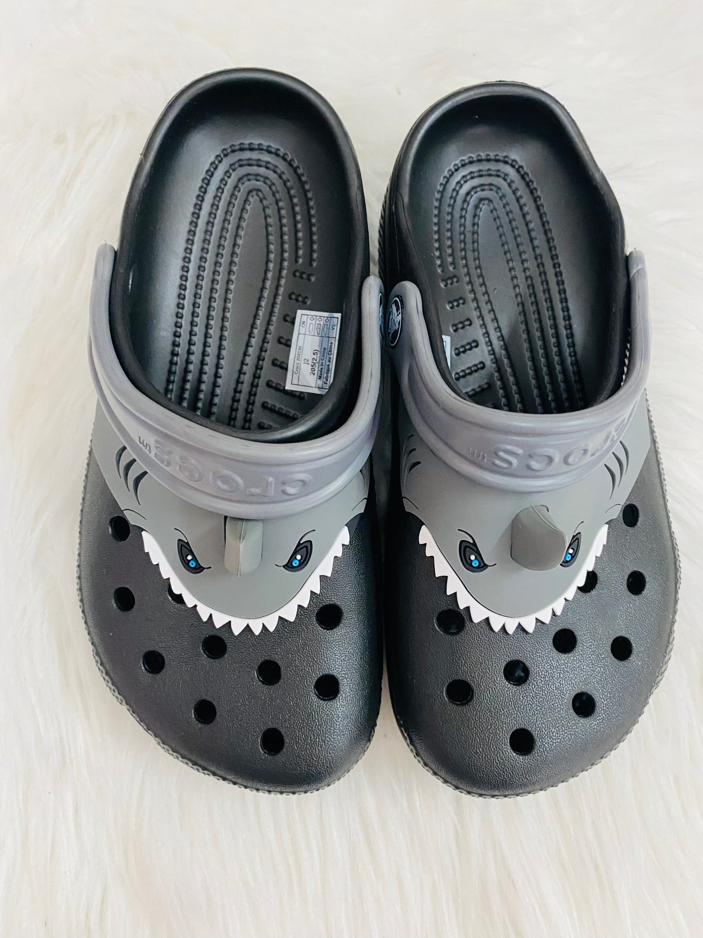 Crocs tiburón negro niño gris