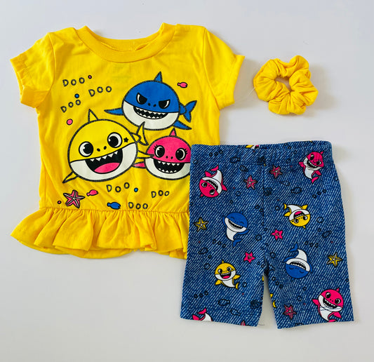 Set 3 piezas baby shark camisa amarilla short azul tiburones niña