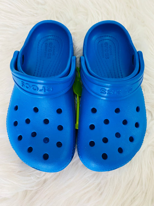 Crocs azul oscuro niño