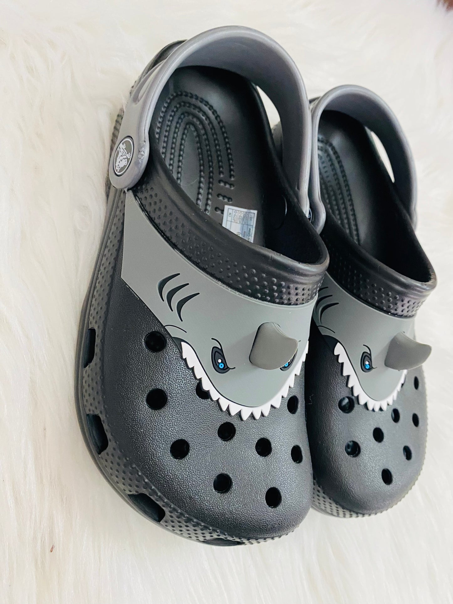 Crocs tiburón negro niño gris